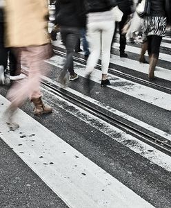 Dziesiątki przechodniów, jedna bita dziewczyna. To miało się wydarzyć w Warszawie