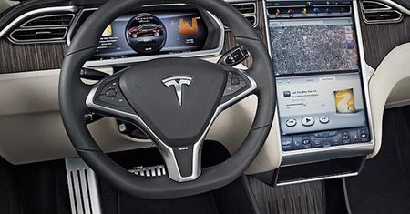 10 wad funkcji autopilot w samochodach Tesla