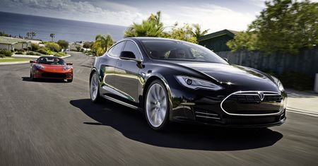 Tesla. Eksplozja samochodu na drodze zarejestrowana na wideo