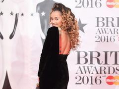 Ella Eyre w sukienkach La Mania na gali BRIT Awards 2016