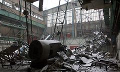 Runął dach w Hucie Ostrowiec - dwie osoby nie żyją