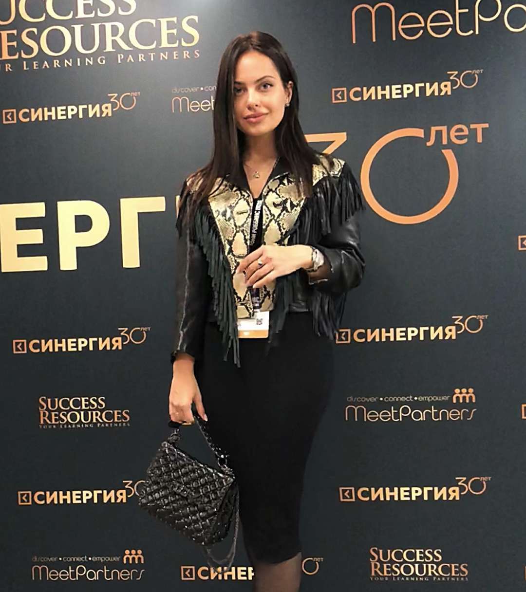 Regina Kova wygląda jak Angelina Jolie