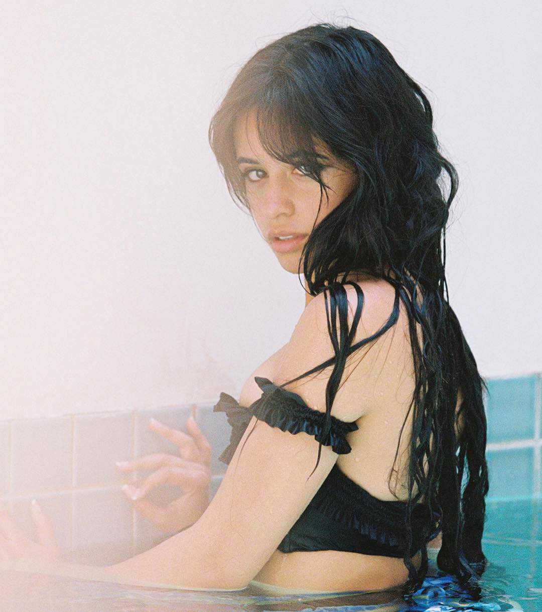 Camila Cabello na basenie
