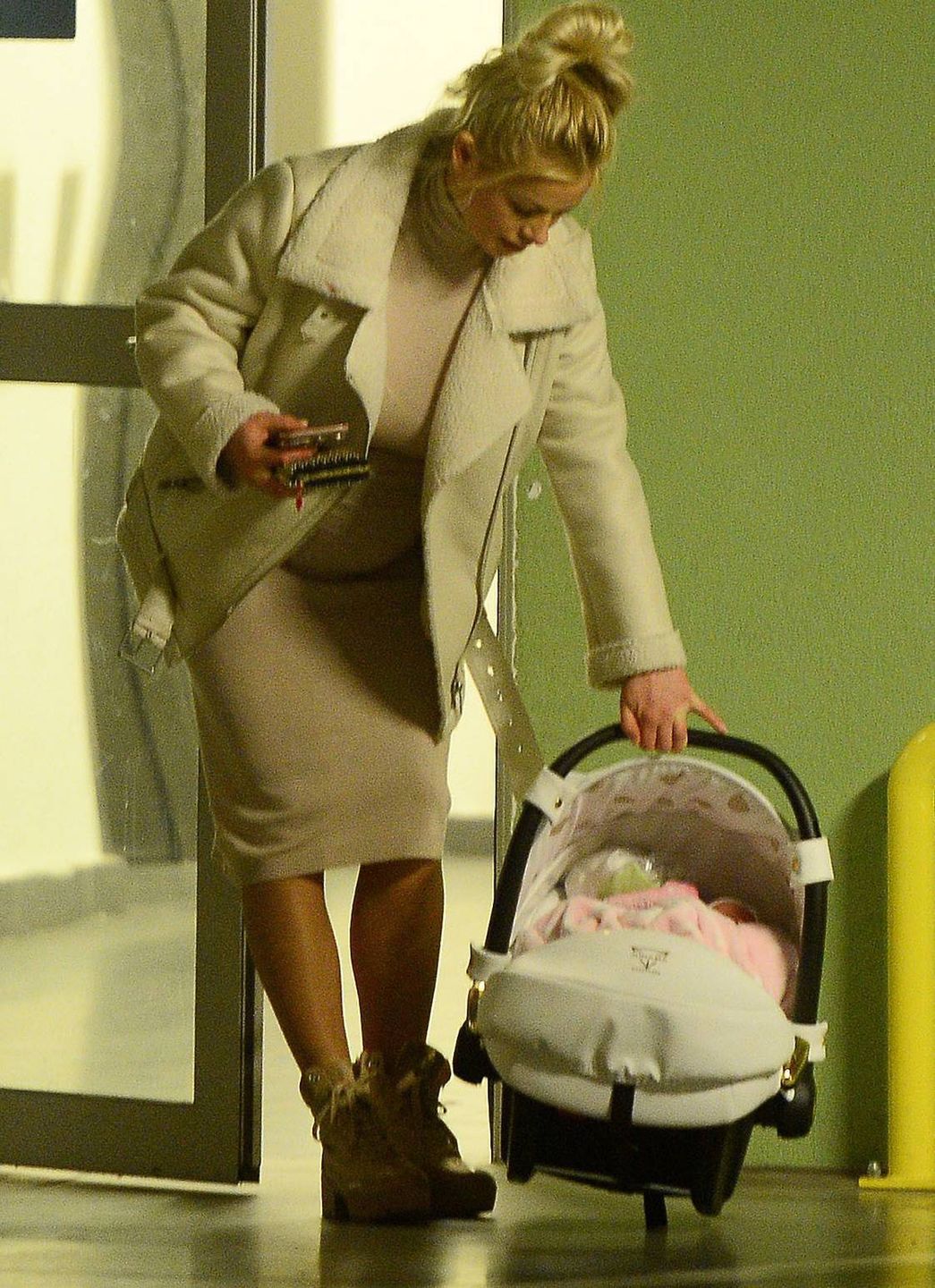 Paula Tumala z córkami i partnerem opuszczają szpital