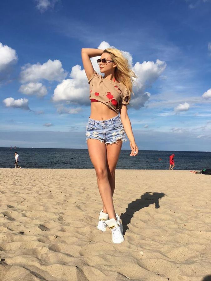 Ola Ciupa pręży się na plaży w Sopocie