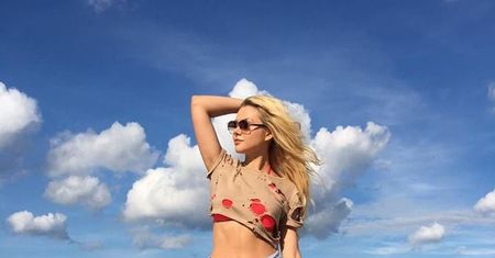 Ola Ciupa pręży się na plaży w Sopocie