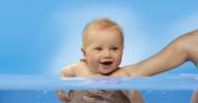 Nauka pływania niemowląt