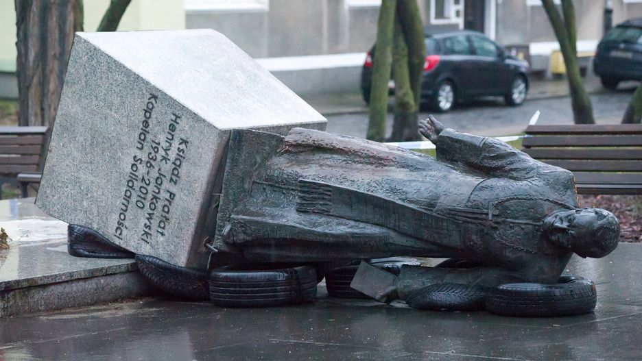 Pomnik prałata Jankowskiego zniszczono w połowie lutego