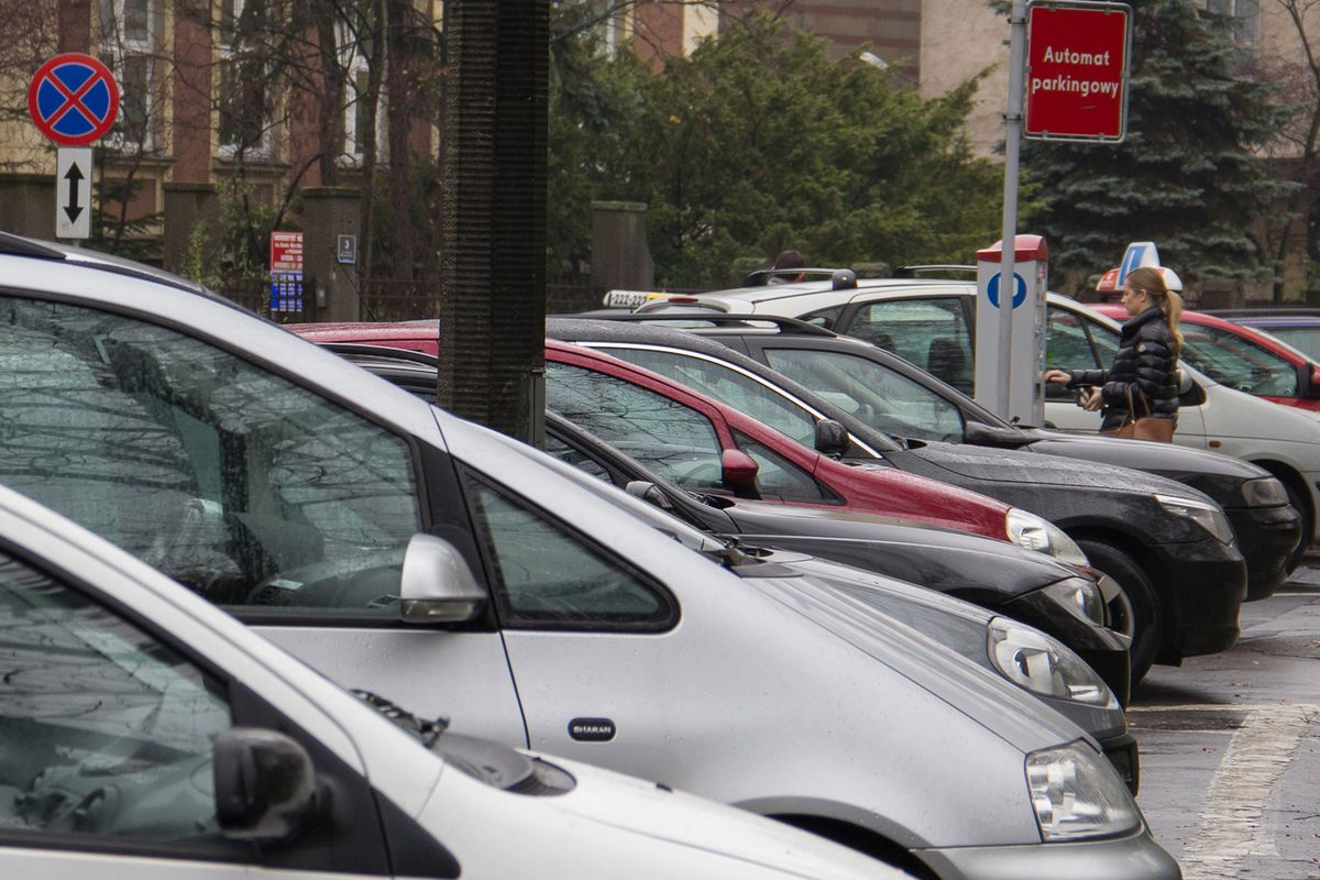 Lewe meldunki przyczyną braku wolnych miejsc postojowych w Warszawie