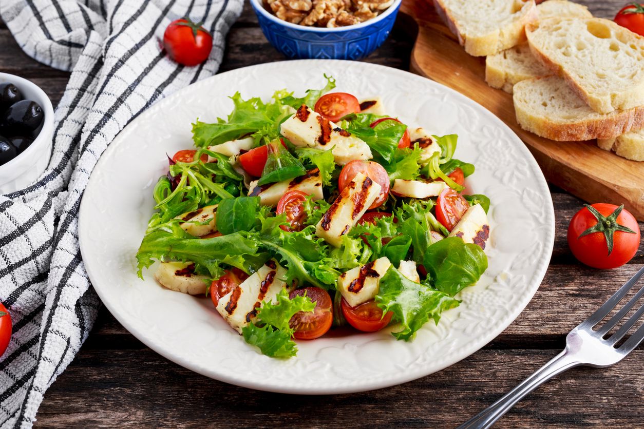 Sałatka z serem halloumi 