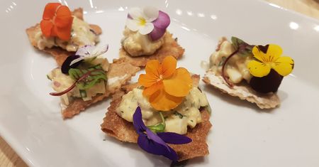 Sałatka jajeczna z anchois na chrupiącym chlebku. Szwedzki klasyk
