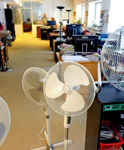 Ile prądu zużywa klimatyzacja, a ile wiatrak. Oto, który sposób jest tańszy