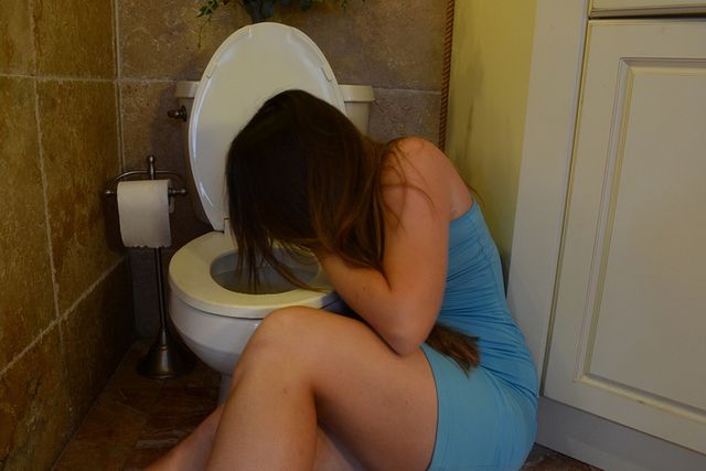 Jeśli zjadłeś coś niepewnego, nieświeżego, może wystąpić u ciebie zatrucie pokarmowe.