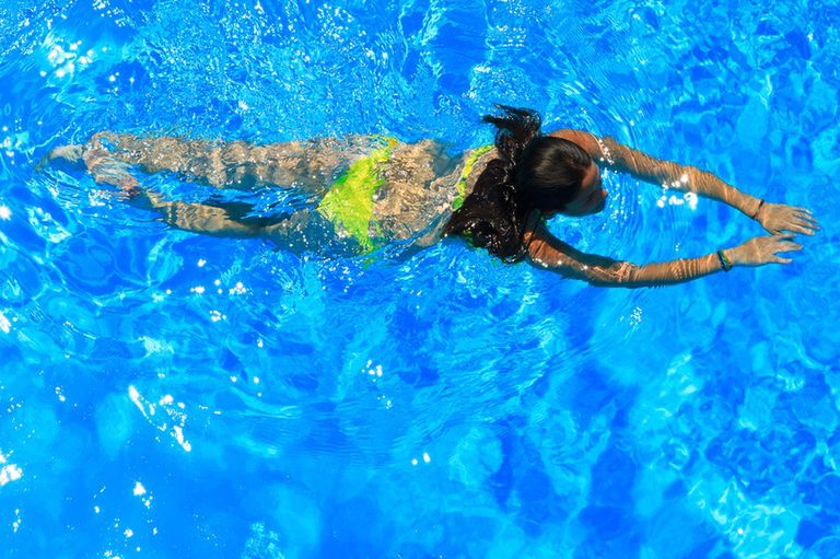 Jak nauczyć się pływać? Nauka pływania od podstaw