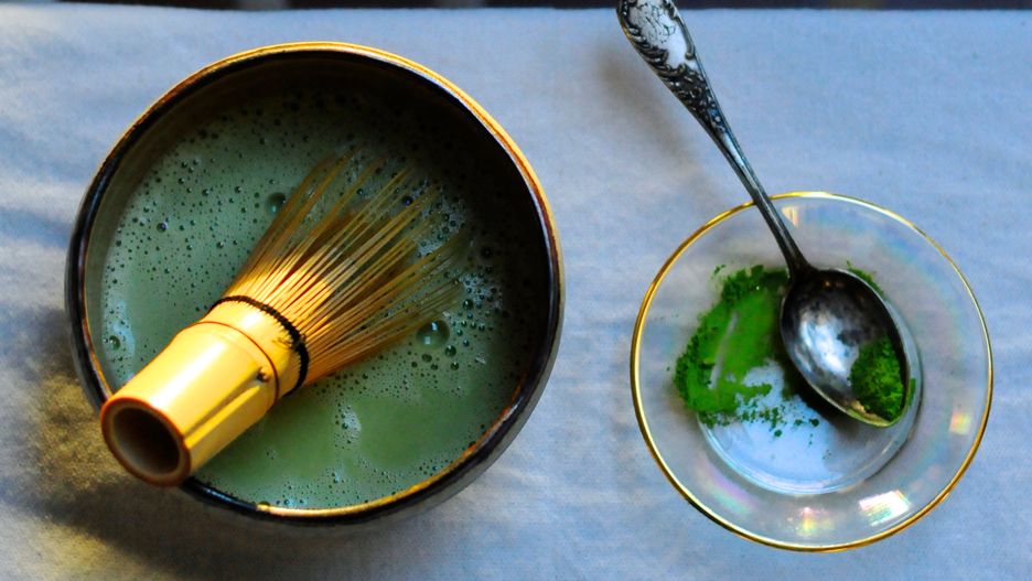 Matcha latte to zdrowsza alternatywa dla kawy. Doda energii na długie godziny i wyśmienicie smakuje.