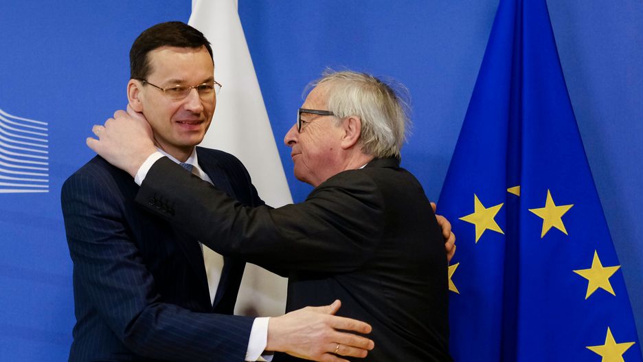 Morawiecki z Junckerem się ściskają, ale Polska dalej jest w UE na cenzurowanym