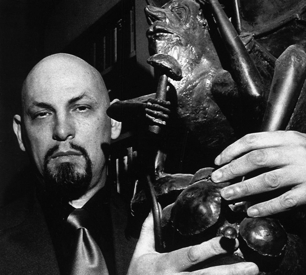 Anton LaVey: Okrzyknięto go "czarnym papieżem". Wszystko, co o nim wiecie, okazało się bujdą