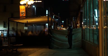 W centrum Wrocławia zmarł bezdomny. Goście jedli w ogródku przy parawanie ze zwłokami