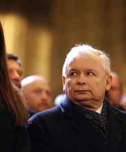 Marta i Jarosław Kaczyńscy odwiedzili groby bliskich. Internautów oburzył jeden fakt