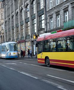 Naklejki antyaborcyjne z ostrzem we Wrocławiu. Można się zranić