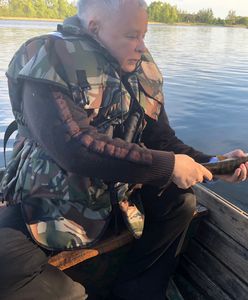 Prezes PiS na rybach. Maskuje się w kamizelce asekuracyjnej, podobną można kupić za 150 zł