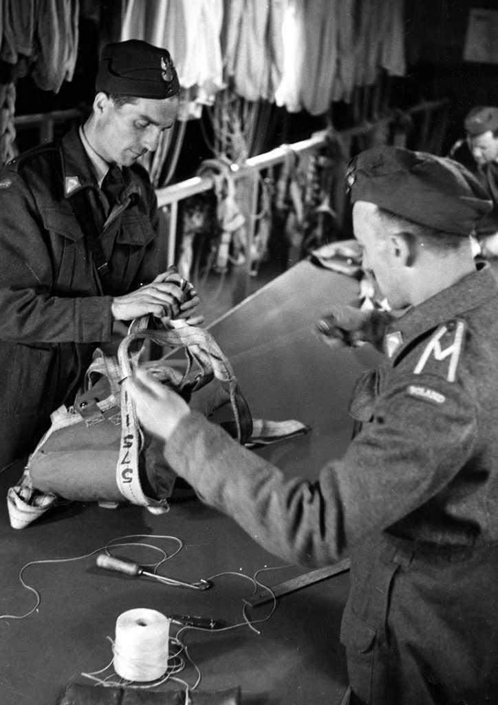 Sosabowcy podczas składania i sprawdzania spadochronów. 1944 rok. Fotografia Ministerstwa Informacji i Dokumentacji rządu RP na emigracji. 