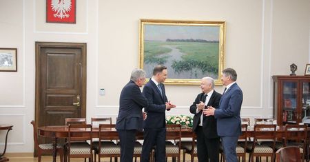 Powrót "Adriana". Ostatnie tygodnie pokazują, że Andrzej Duda nie jest w stanie wybić się na niepodległość