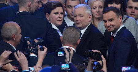 Koniec przyjaźni. Dwa orędzia to znak, że Kaczyński wysłał Szydło na wojnę z Dudą