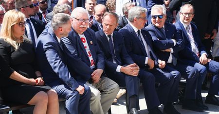 Skarpetki Jarosława Wałęsy. Usiadł w pierwszym rzędzie