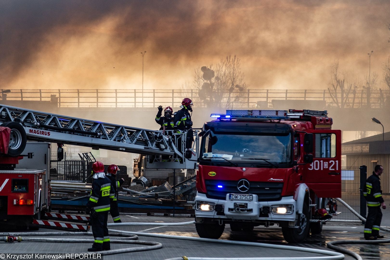 Wrocław. Strażacy walczą w pożarem 