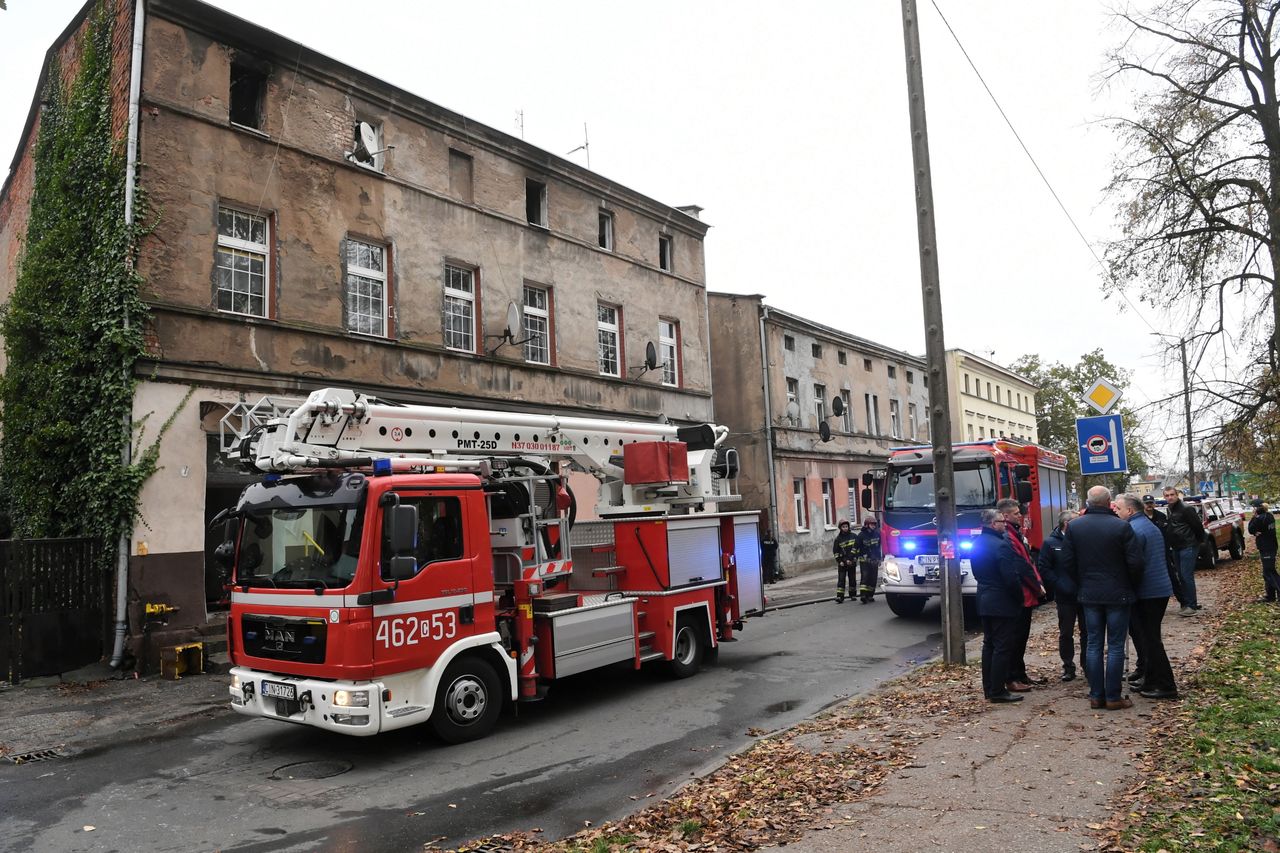 Pożar w Inowrocławiu. Znane są pierwsze przyczyny katastrofy. 60-latek usłyszał zarzuty