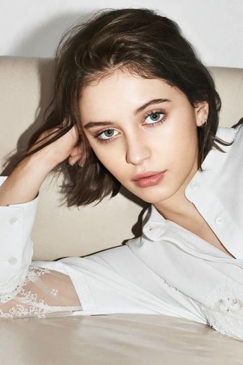 Burberry stawia na nazwiska. Iris Law w kolejnej reklamie kosmetyków