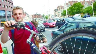 Wolę jeździć rowerem po mieście - mówi Łukasz Sak, student informatyki