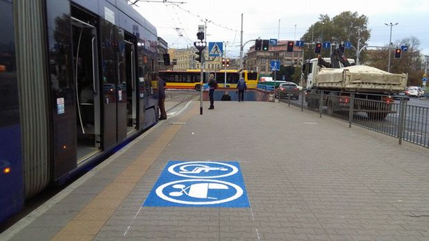 Wrocław testuje specjalne znaki przy przystankach. Mają one ułatwić korzystanie z komunikacji miejskiej m.in. osobom niepełnosprawnym.