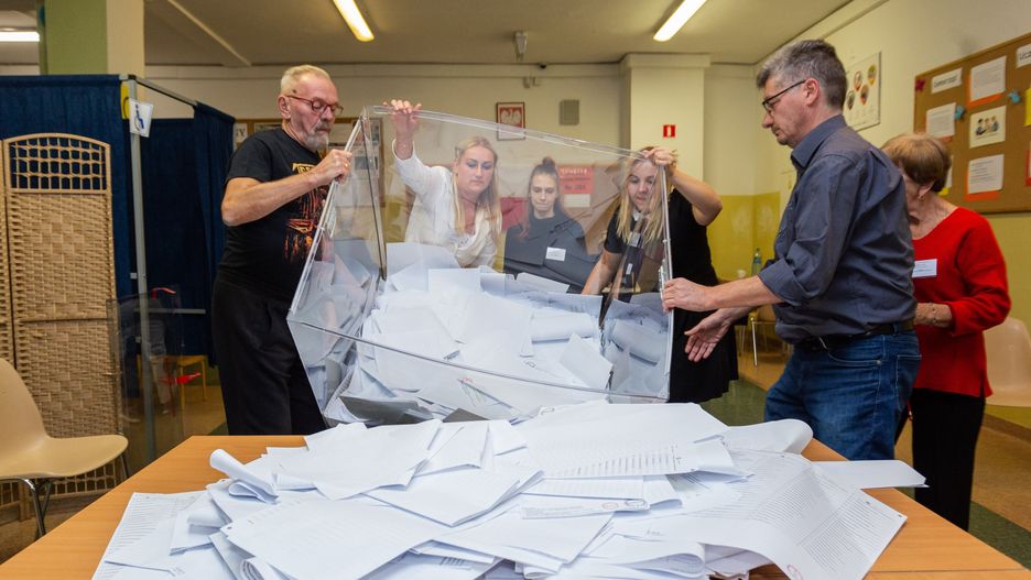 Wyniki wyborów 2019. Otwarcie urny wyborczej w komisji we Wrocławiu