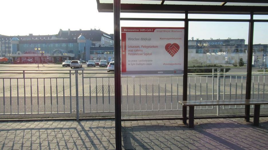 Wrocław. Koronawirus. Specjalny plakat na jednym z przystanków