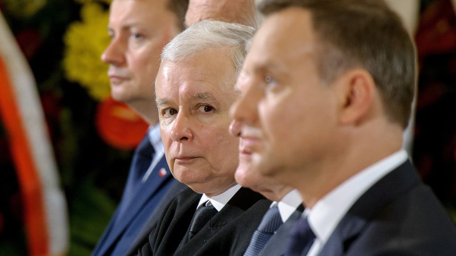 Jarosław Kaczyński cieszy się znacznie niższym zaufaniem niż Andrzej Duda