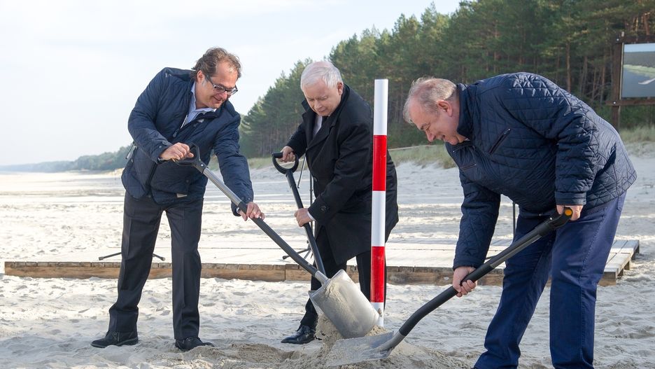 Marek Gróbarczyk, Jarosław Kaczyński i Jerzy Wilk dokonują symbolicznego rozpoczęcia prac przy budowie przekopu Mierzei Wiślanej