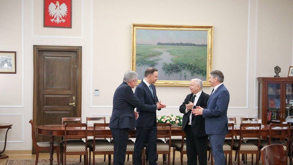 Niewiele pozostało z przypisywanej Andrzejowi Dudzie latem niezależności.