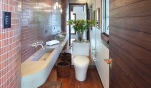 Aranżacja wąskiej łazienki: triki, dzięki którym wyda się szersza. Zdjęcia łazienek