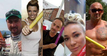 Sonia Bohosiewicz, Ilona Felicjańska i Artur Rojek fotografują się z pałeczkami sztafetowymi