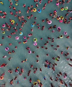 Chińskie parasole kontra polskie parawany. Walka o plażę trwa