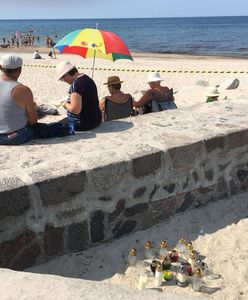 Darłówko. Tuż obok miejsca tragedii plażowicze opalają się i piją piwo