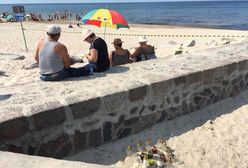 Darłówko. Tuż obok miejsca tragedii plażowicze opalają się i piją piwo