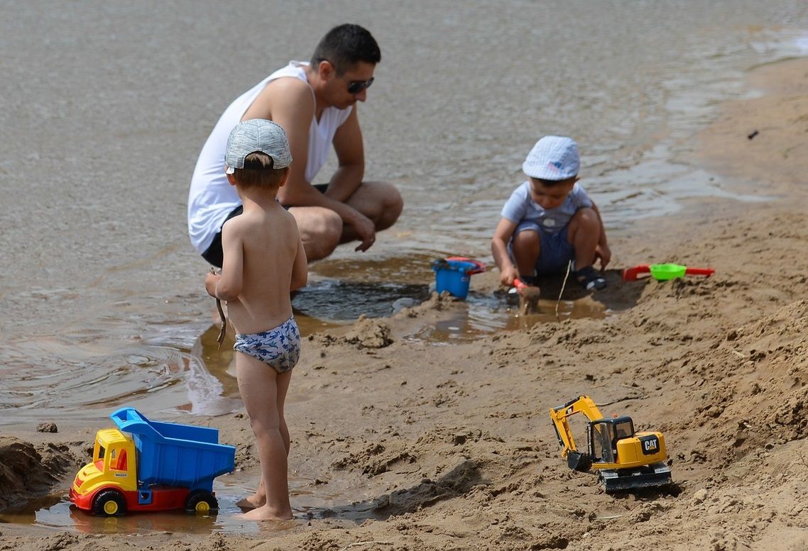 Nagie dzieci na plaży. Rodzice jedno, bezdzietni drugie