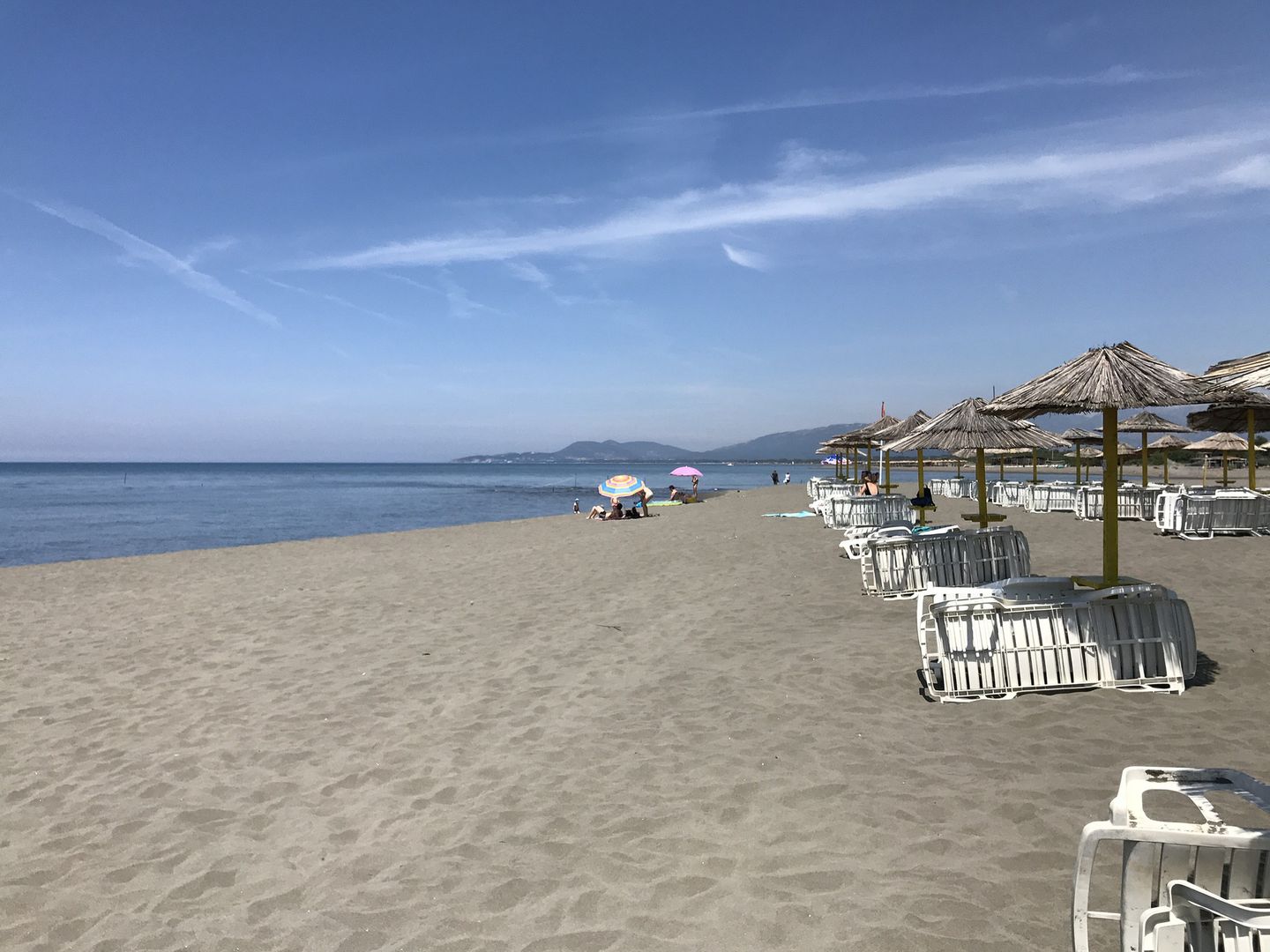 Piwo na plaży. Nad Bałtykiem łatwiej o nie niż o czystą toaletę