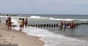 Akcja ratunkowa na plaży pod Darłowem. Ludzie utworzyli "łańcuch życia"