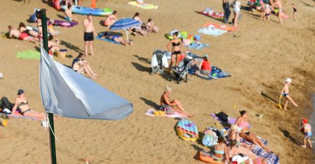 Nagie dzieci na plażach. Beztroska czy przesadna swoboda rodziców? [BADANIE]