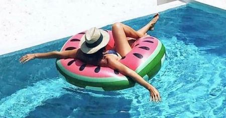 Były już różowe flamingi, pączki i owoce. Tym razem producenci plażowych zabawek posunęli się za daleko