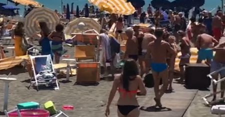 Trąba powietrzna nad włoską plażą. Parasole latały jak oszczepy